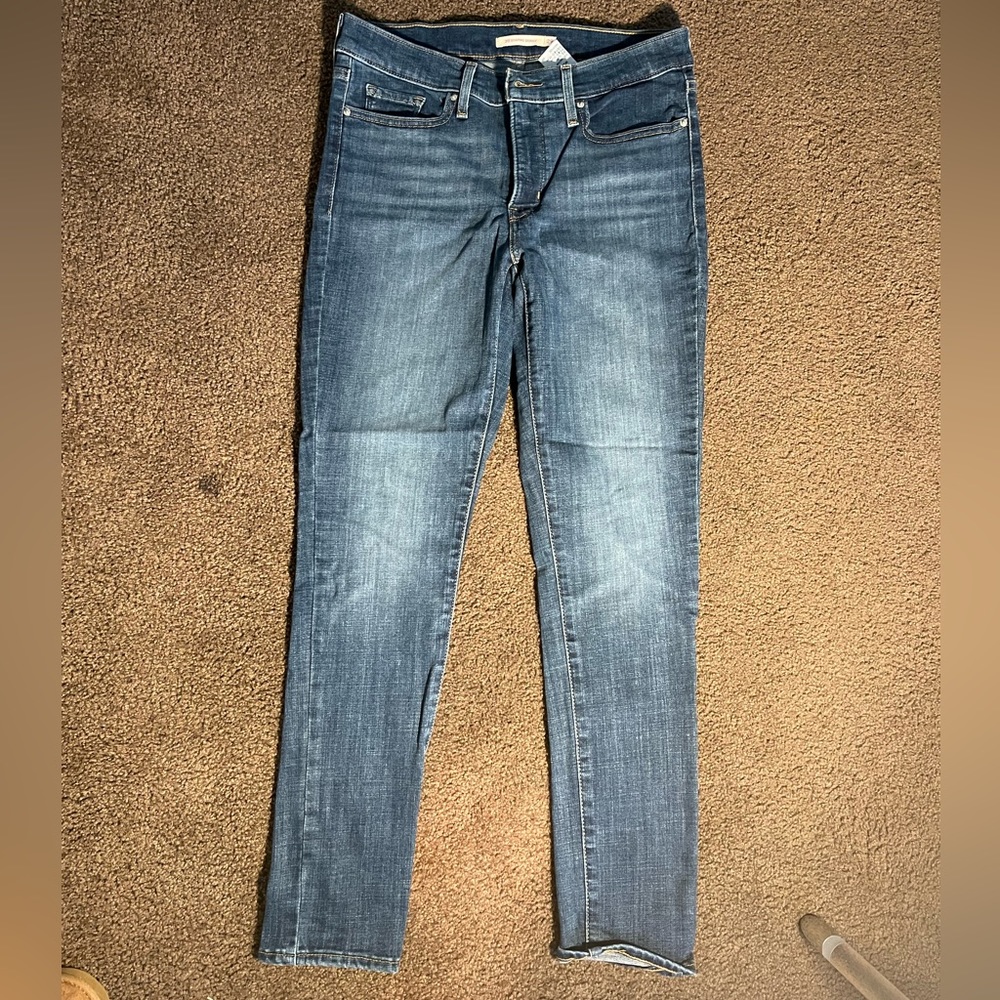 Levi’s 311 shaping skinny size 29. Gently wore